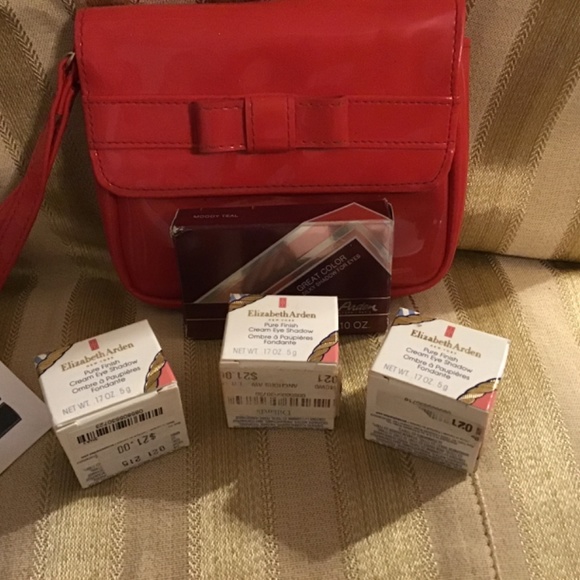 Elizabeth Arden Bundle With Eyeshadows and Adorable  🥰 Bag - Picture 2 of 8